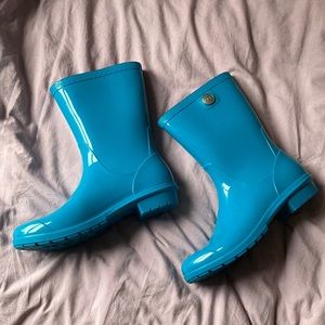UGG rain boots size 10 - like NEW- only tried on!